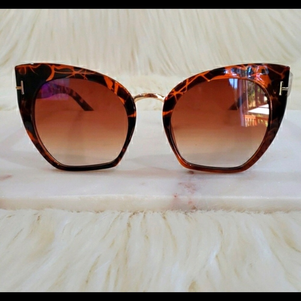 New Leopard Cat Eye SunGlasses with Gold Accents - Picture 3 of 7